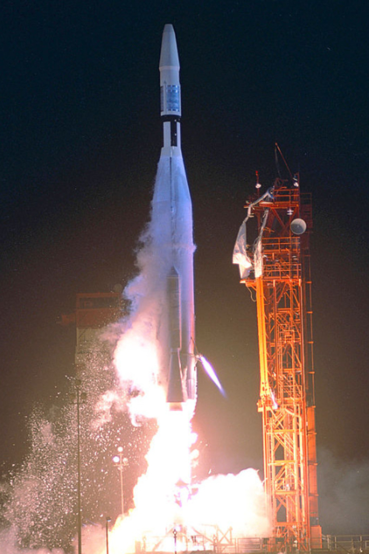 В 1962 году американцы запустили первый космический аппарат для изучения Венеры Маринер-1, потерпевший аварию через несколько минут после старта. 