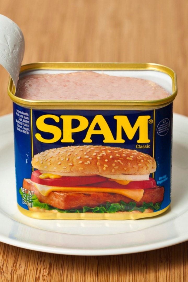 Под маркой SPAM в 1937 году в США появились на прилавках острые мясные консервы («SPiced hAM»).