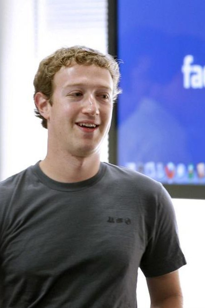 Основатель Facebook Марк Цукерберг страдает дальтонизмом, плохо различая оттенки красного и зелёного цветов. 
