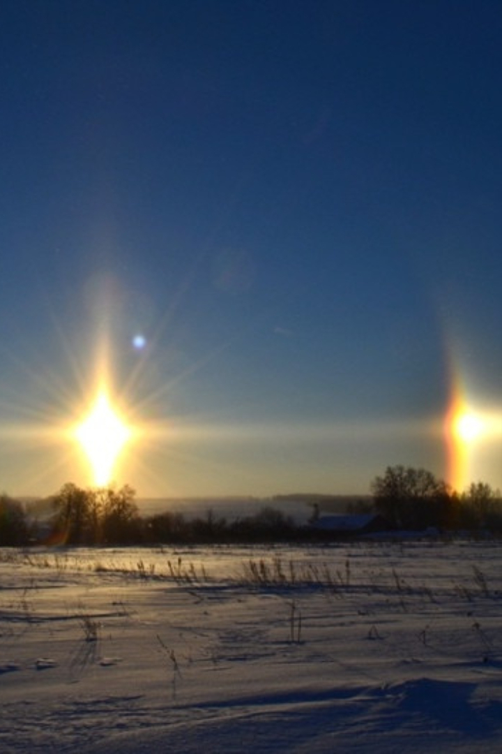 В редких случаях на небе наряду с обычным Солнцем можно увидеть несколько ложных светил, вызванных преломлением солнечного света в парящих в воздухе кристалликах льда.