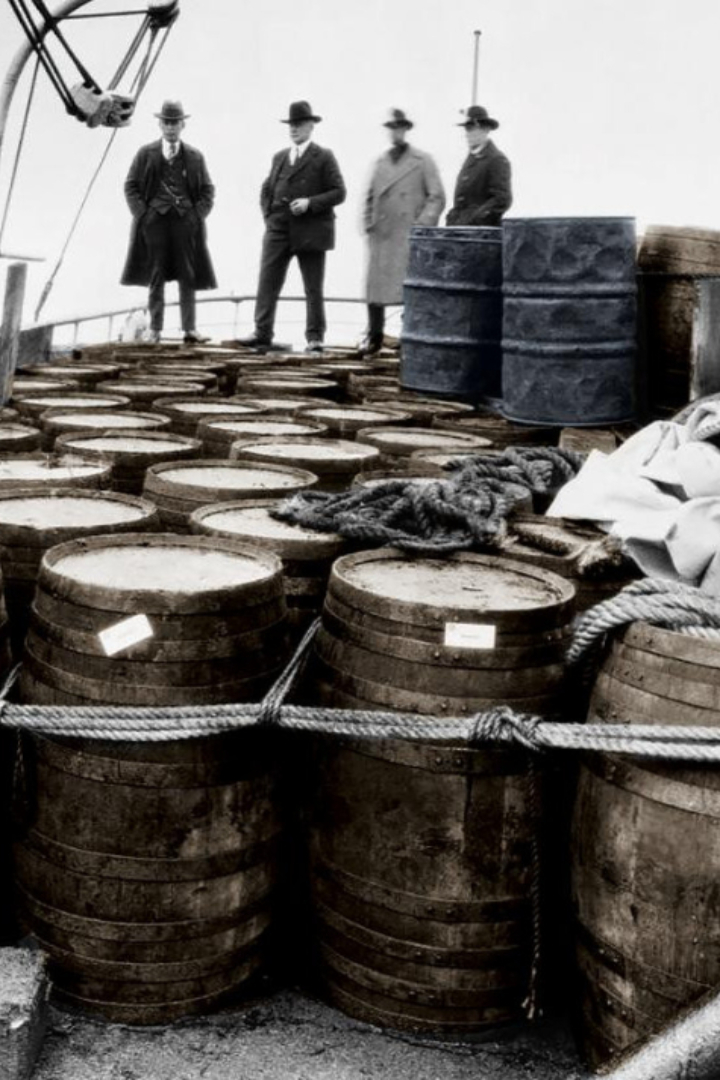 Во времена «сухого закона» в США большая часть контрабандного спиртного поступала морским путём.