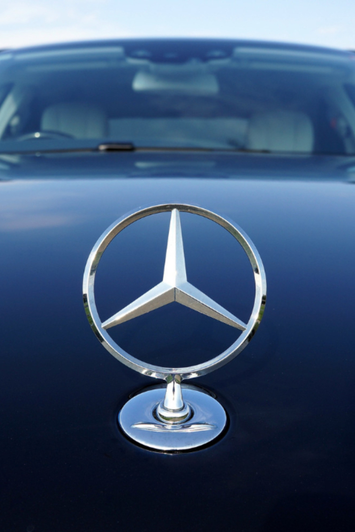 Трёхлучевая звезда на логотипе Mercedes-Benz, разработанном в 1909 году, символизирует успех марки на суше, в воде и в воздухе. 