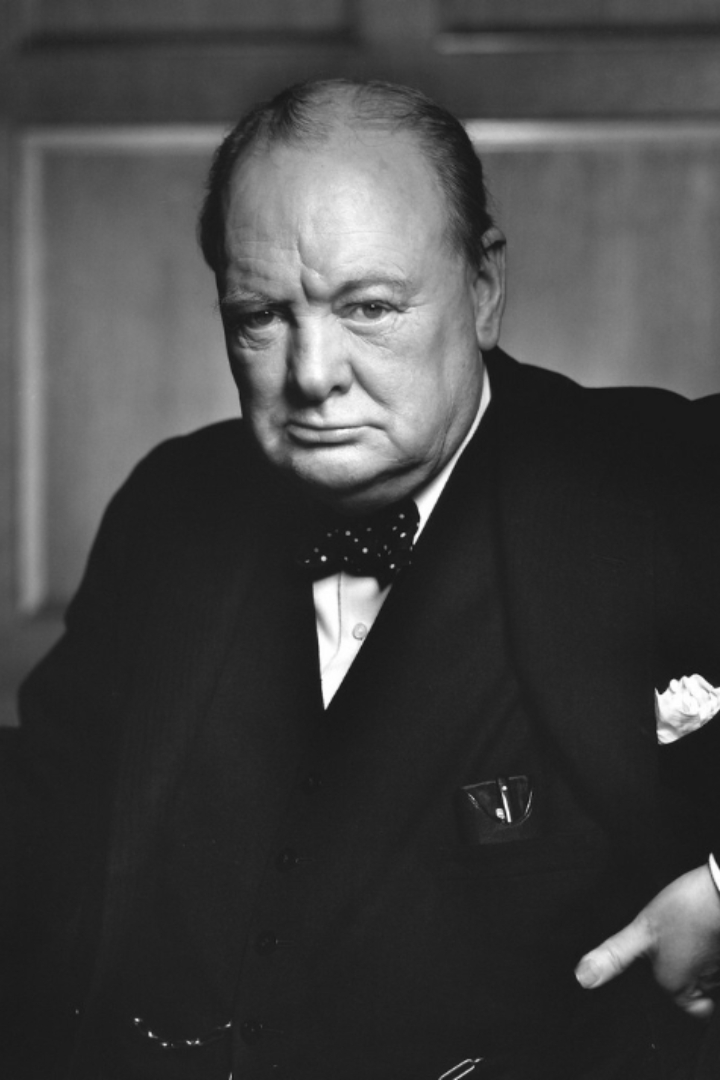 Одно из самых известных фото Черчилля, где он запечатлён угрюмым и сердитым, сделано в 1941 году после его речи перед канадской Палатой общин. 