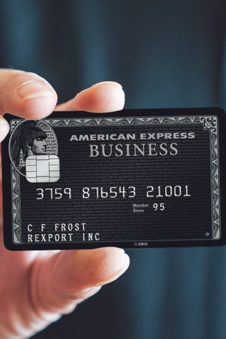 В 1980-е появились слухи, что American Express выпустила специальную чёрную карту для особо богатых клиентов, которая позволяла купить что угодно.