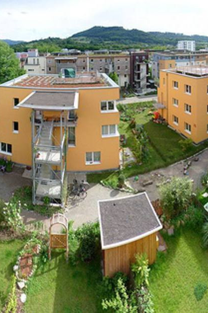 В немецком Фрайбурге есть престижный жилой район Фаубан, в котором люди по общественному договору не пользуются автомобилями, однако недвижимость здесь пользуется большим спросом. 