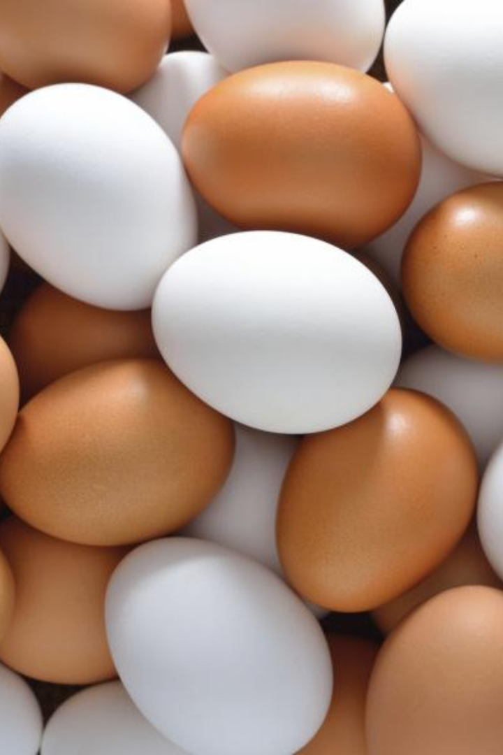 Белые и коричневые яйца ничем не отличаются по вкусовым и питательным свойствам, а также по прочности скорлупы.