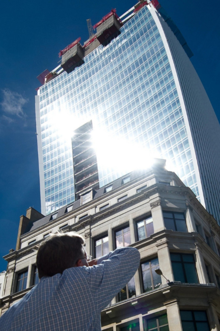 Архитекторы некоторых небоскрёбов неправильно просчитывают конфигурацию окон, из-за чего они в яркий солнечный день действуют как параболические зеркала.