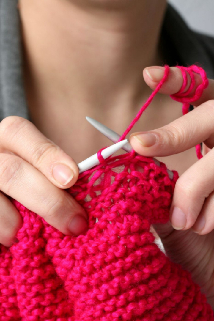 «To knit» — это английский глагол со значением «вязать».