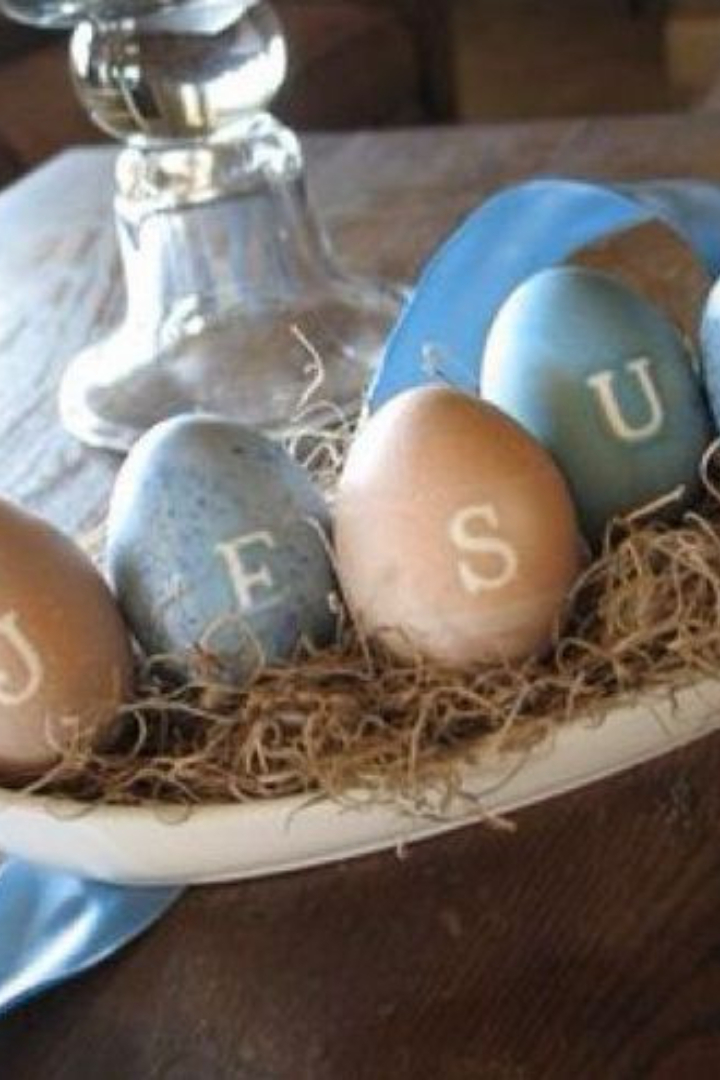 В 1806 году курица из английского города Лидс начала нести яйца, на которых была надпись «Jesus is coming» («Грядёт второе пришествие Христа»). 