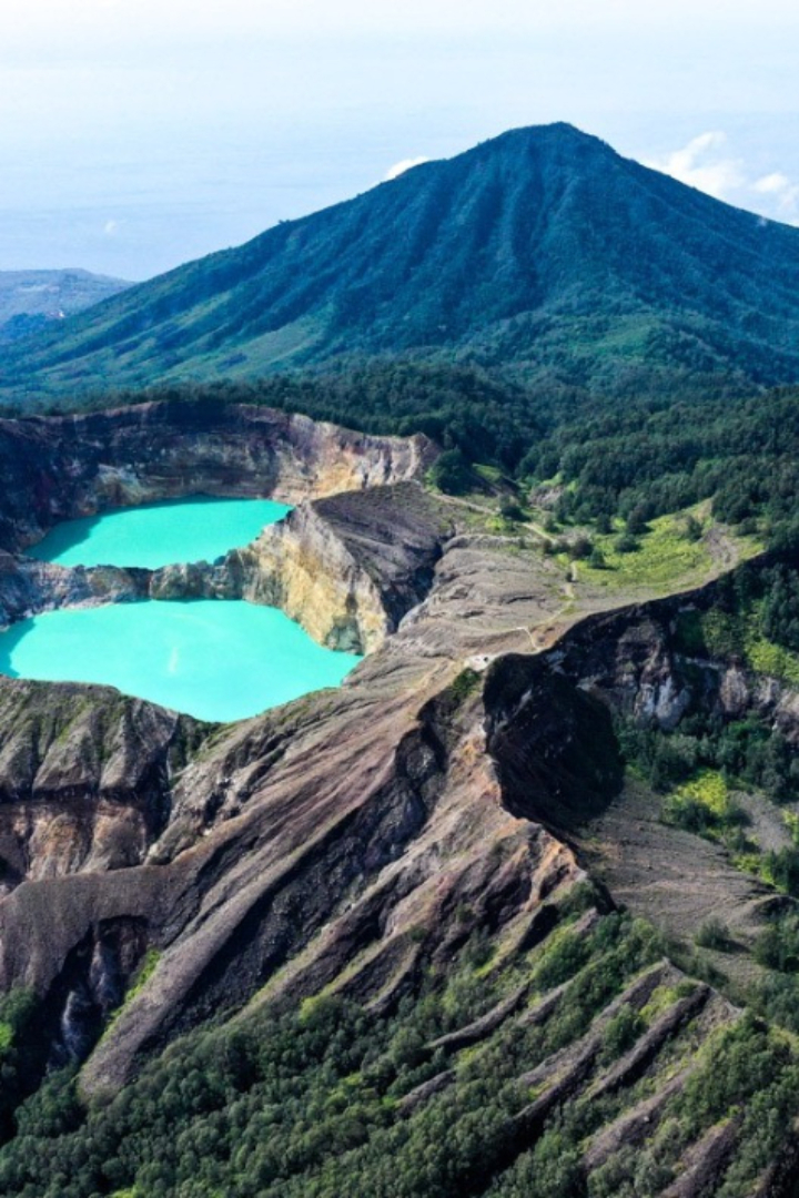 На вершине индонезийского вулкана Келимуту расположены три озера, каждое из которых периодически меняет цвет от бирюзового к зелёному, красному и чёрному. 