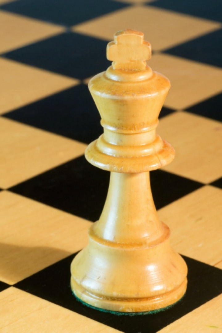Шахматная фигура ферзь изначально ходила только на одну клетку по диагонали.