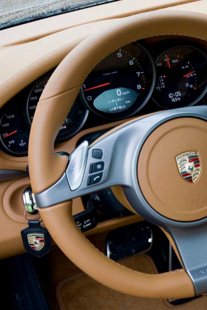 В автомобилях Porsche ключ зажигания обычно располагается слева от руля. 