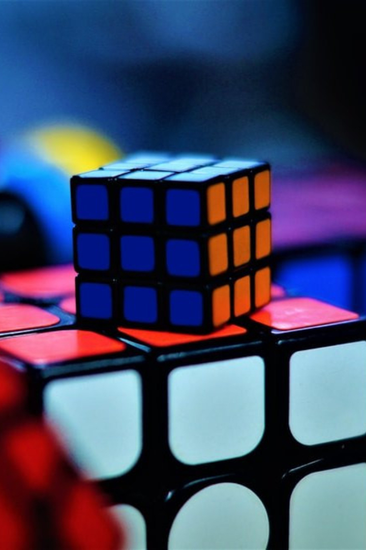 Во многих источниках утверждается, что Эрнё Рубик изготовил свой кубик, чтобы помочь своим студентам в Академии искусств и ремёсел лучше понять трёхмерные объекты.