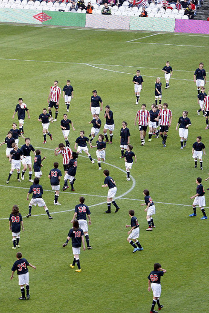 17 мая 2010 года в Испании прошёл необычный благотворительный футбольный матч — клуб «Атлетик» из Бильбао играл против 200 детей одновременно. 
