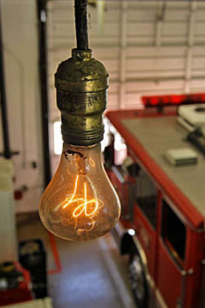 В пожарной дружине калифорнийского города Ливермор висит электрическая лампочка, работающая практически непрерывно с 1901 года. 