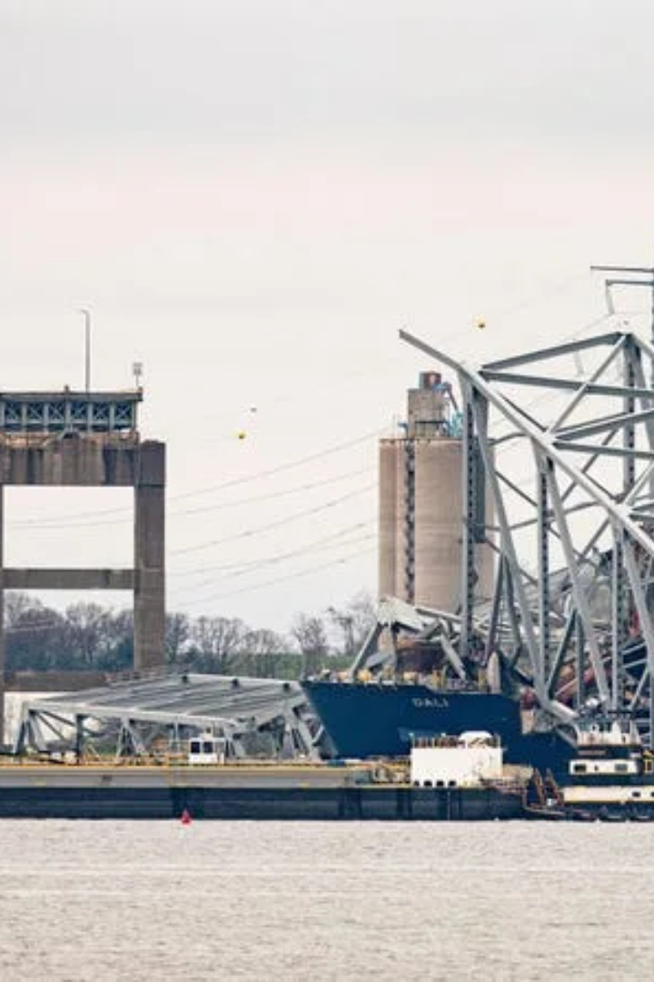 На прошлой неделе грузовое судно временно потеряло управление, в результате чего оно врезалось в мост Фрэнсиса Скотта Ки недалеко от Балтимора. 