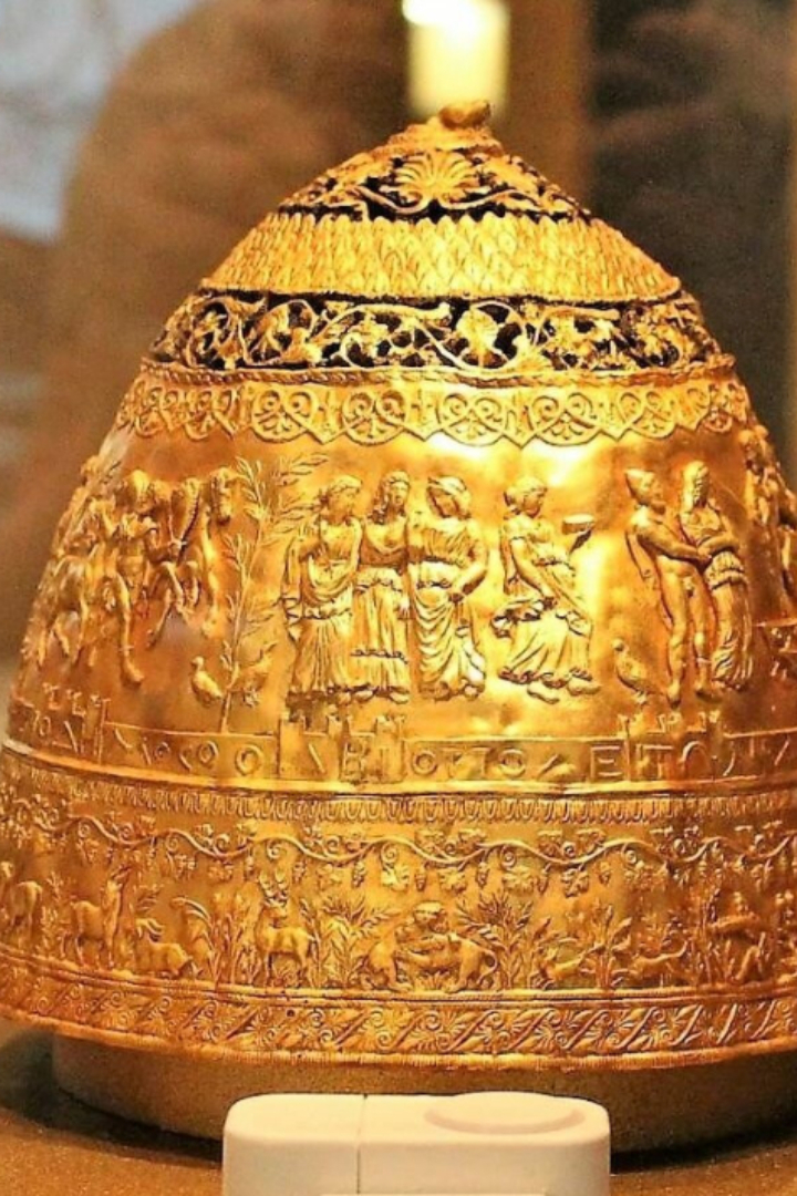 В конце 19 века русские торговцы Гохманы за крупную сумму продали Лувру золотую тиару Сайтаферна со сценами из древнегреческой мифологии. 