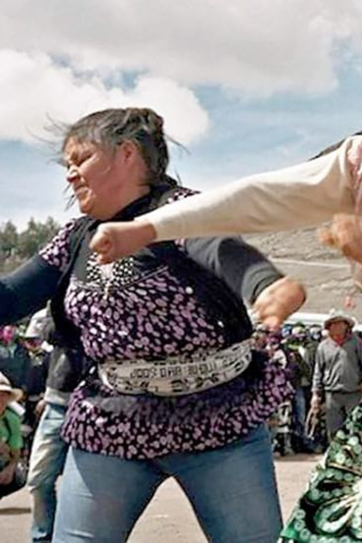 Среди жителей индейского происхождения некоторых перуанских городов и деревень популярна традиция под названием «таканакуй».