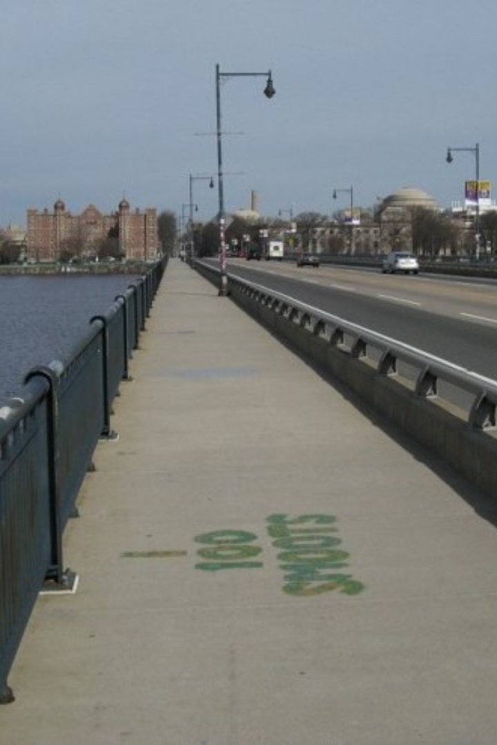 В 1958 году американские студенты решили измерить длину Гарвардского моста с помощью одного из своей компании — студента по имени Оливер Смут, которого в лежачем положении перемещали дальше и дальше, делая краской отметки.