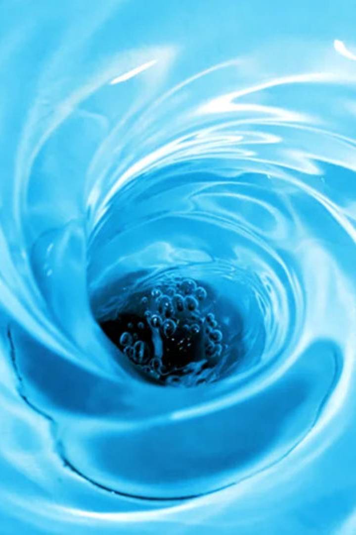 Сила Кориолиса, вызванная вращением Земли вокруг собственной оси, не влияет на кручение воронки воды в ванной. 