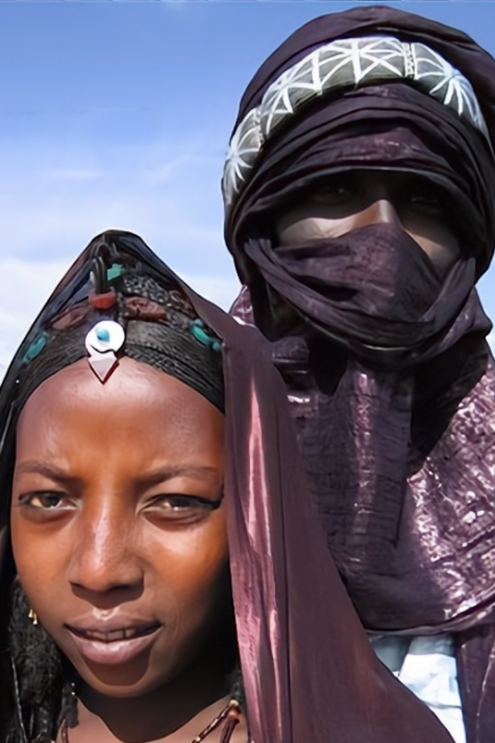 Туареги, проживающие в пустынных местностях Северо-Западной Африки, по вероисповеданию являются мусульманами, но сохраняют многие доисламские обычаи.