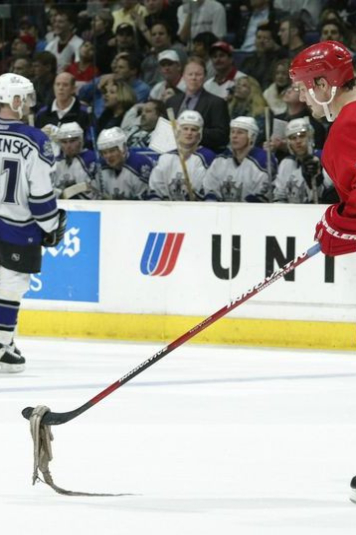 У болельщиков хоккейного клуба «Детройт Ред Уингз» существует традиция бросать замороженных осьминогов на лёд после забитых их командой шайб во время матчей плей-офф. 