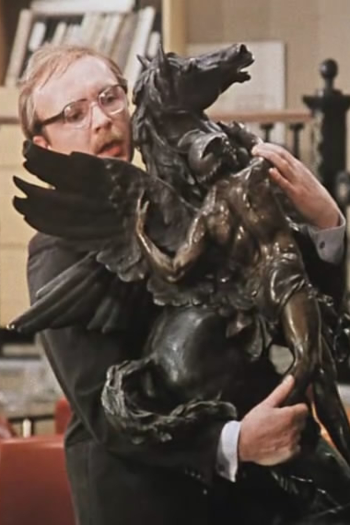 Горбунков из «Бриллиантовой руки» осматривает в комиссионном магазине ту же бронзовую статую Пегаса, что везёт в лифте Новосельцев из «Служебного романа».