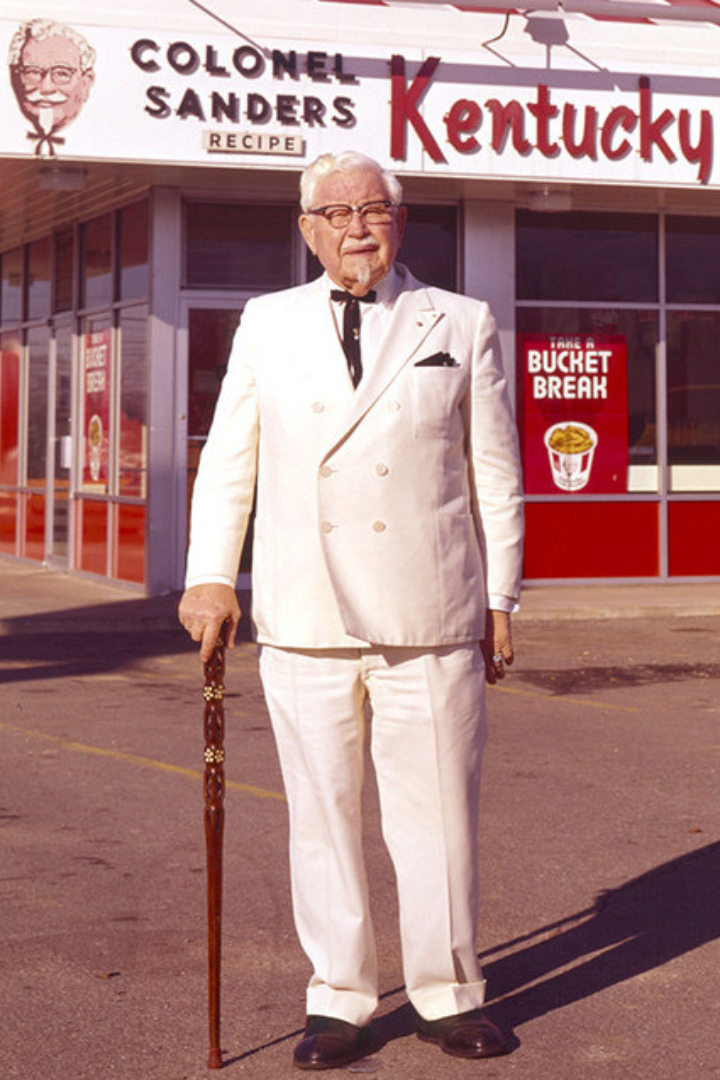 Полковник Сандерс за 12 лет создал путём франчайзинга огромную сеть ресторанов KFC, основой которых был фирменный секрет жаренной в кляре курицы, и продал права на неё, за исключением канадских точек, в 1964 году.