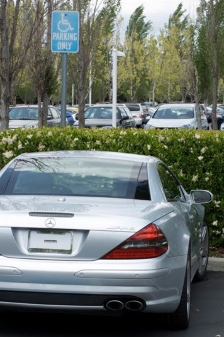 Стив Джобс ездил только на автомобилях марки Mercedes-Benz SL 55 AMG, причём без номерных знаков. 