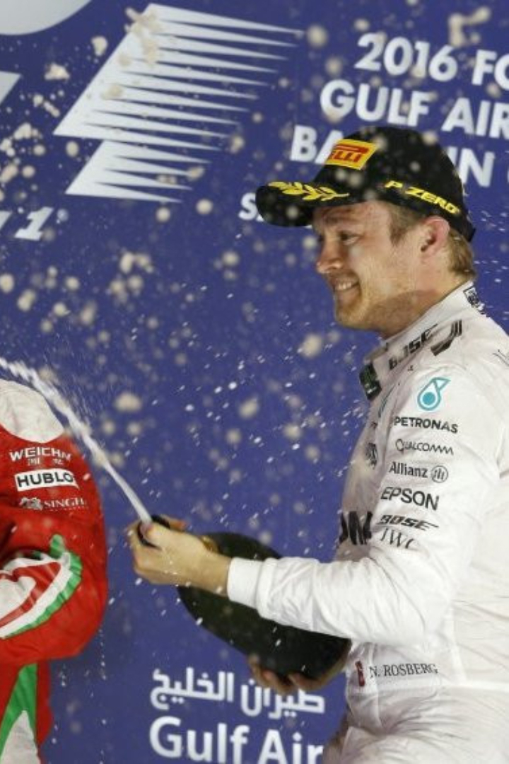 На гран-при Абу-Даби и гран-при Бахрейна в гонках Формулы-1 победители на пьедестале обливаются вместо традиционного шампанского безалкогольным пенным напитком. 