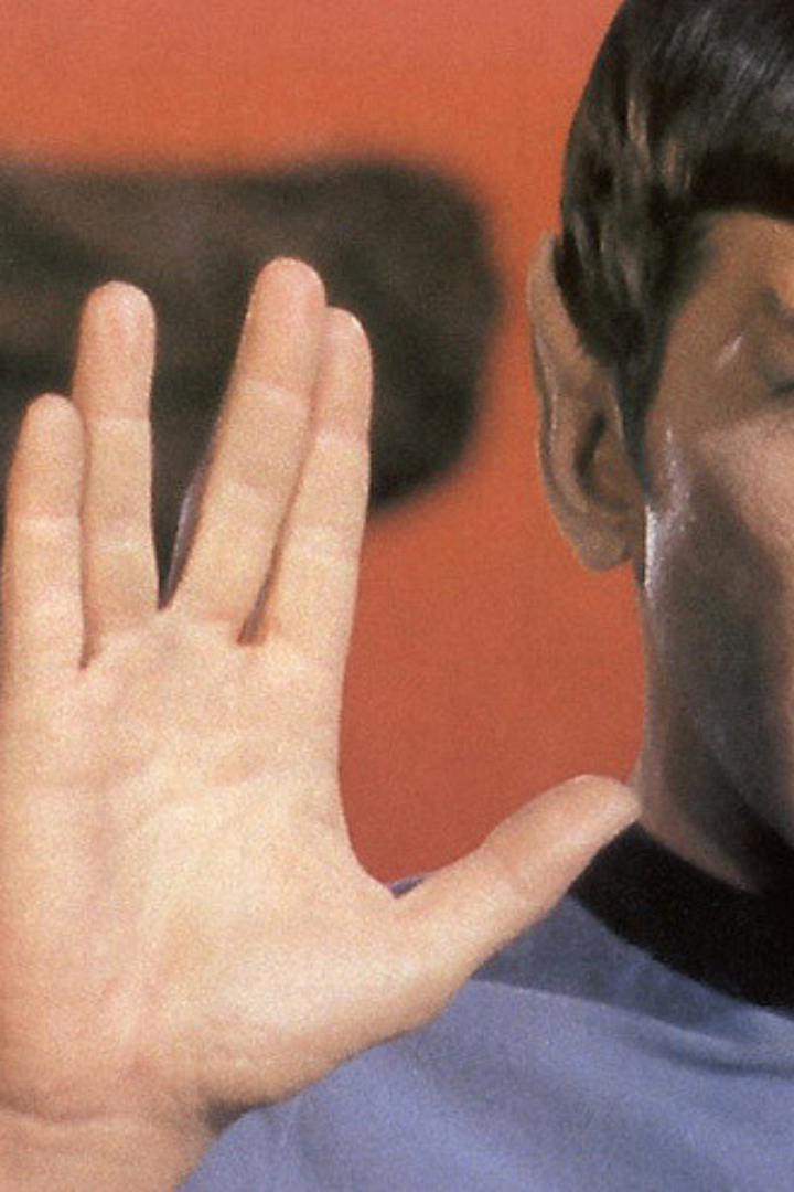 В телесериале «Звёздный путь» характерным приветствием Мистера Спока в исполнении Леонарда Нимоя был жест жителей планеты Вулкан — сведённые указательный и средний пальцы, а также безымянный и мизинец с разрывом между средним и безымянным. 