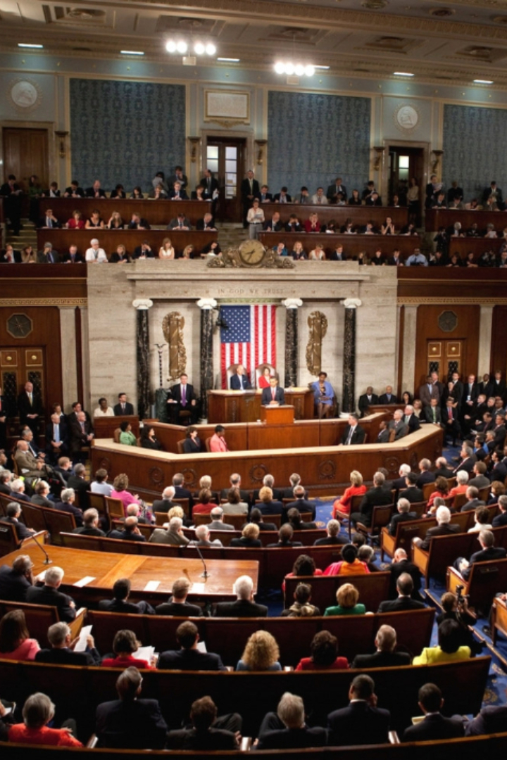 Если американские сенаторы принимают закон, меняющий размер их жалованья, он может вступить в силу только после следующих выборов в Палату представителей. 