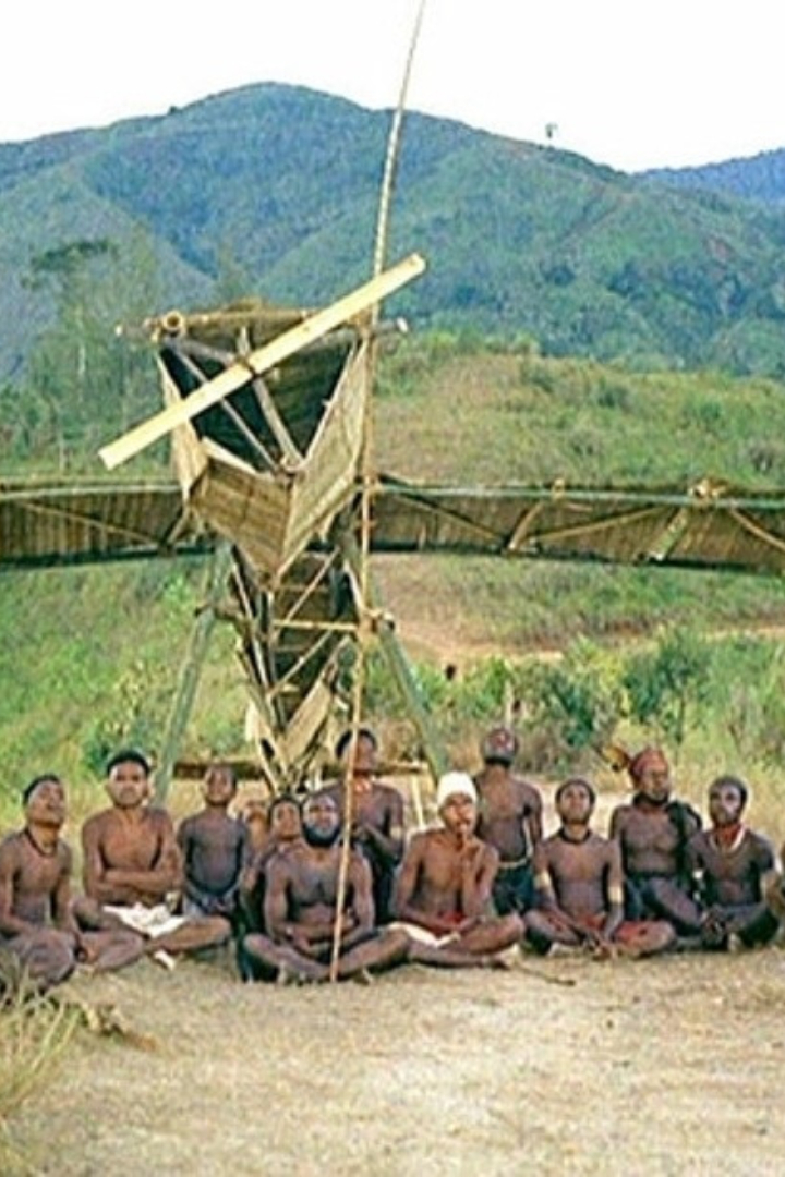 С конца 19 века среди аборигенов островов Меланезии стал распространяться культ карго — вера, что западные товары посланы им духами предков, а белые люди незаконно владеют ими.
