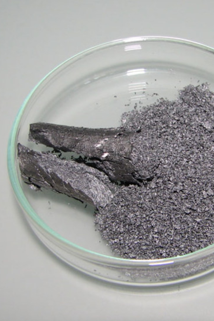 При комнатной температуре олово — это серебристо-белый металл, но при опускании температуры до 13,2 °C и ниже начинается его переход в другое фазовое состояние — так называемое серое олово в виде порошка.