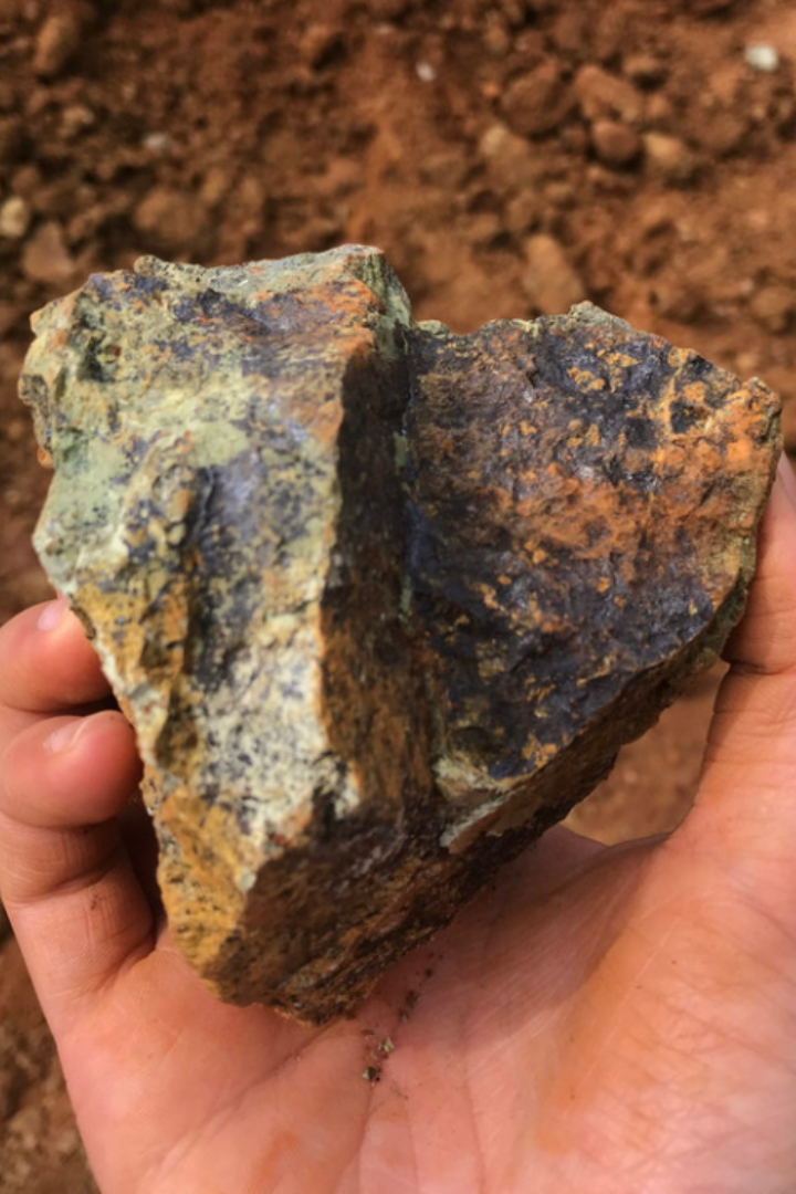Шахтёры средневековой Германии нашли красный минерал, напоминающий медную руду. 