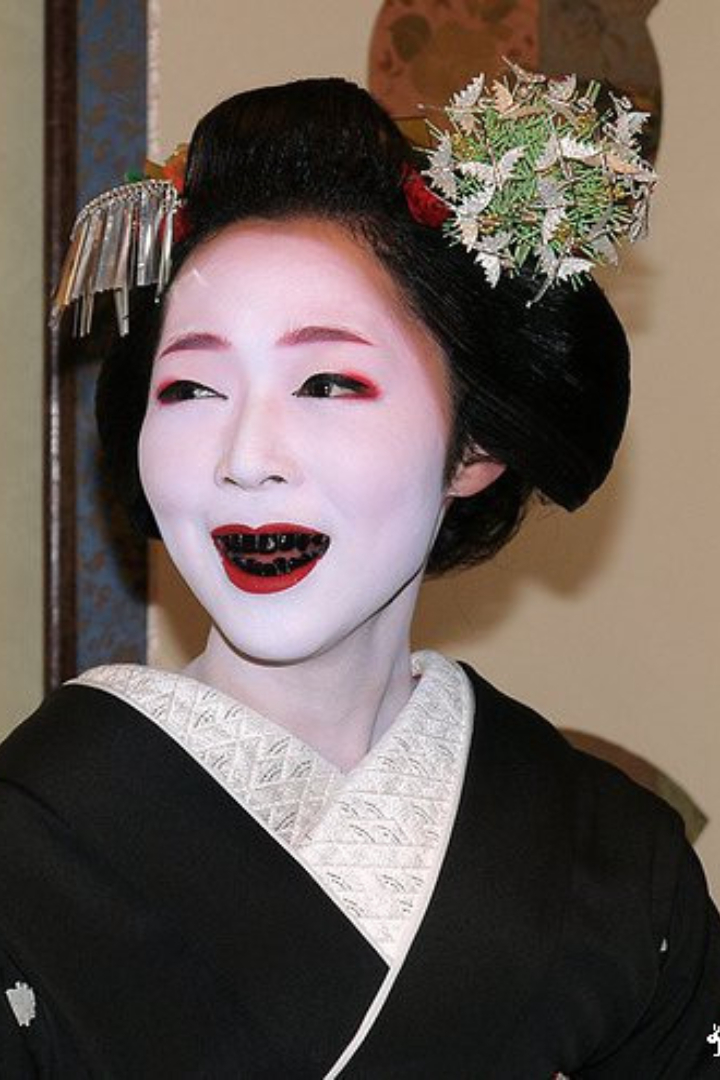 В Японии издавна существовала традиция «охагуро» — чернение зубов специальным лаком, состоящим из раствора железа в уксусной кислоте с добавлением красителя из чернильных орешков. 
