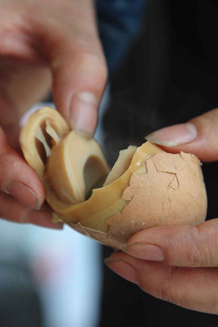 В китайском городе Дуньян существует традиция в начале каждой весны есть яйца, сваренные по уникальному рецепту — в урине маленьких мальчиков. 