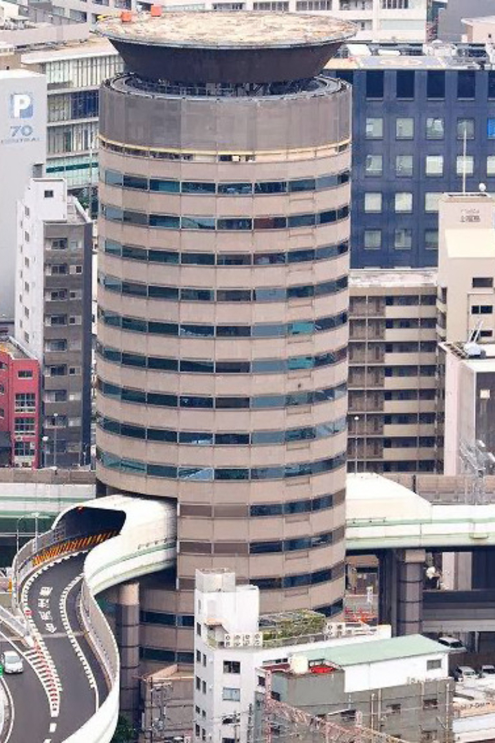 В японском городе Осака стоит здание Gate Tower Building, через которое проходит надземное скоростное шоссе. 