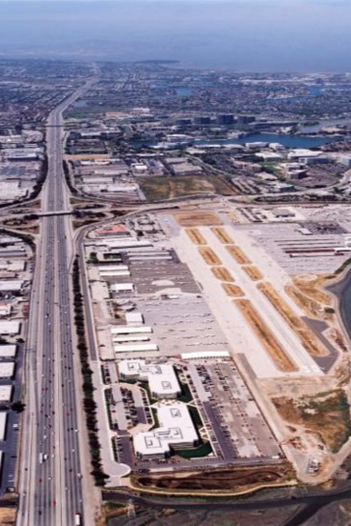 По международной классификации аэропорт городка Сан-Карлос в Калифорнии имеет код SQL. 