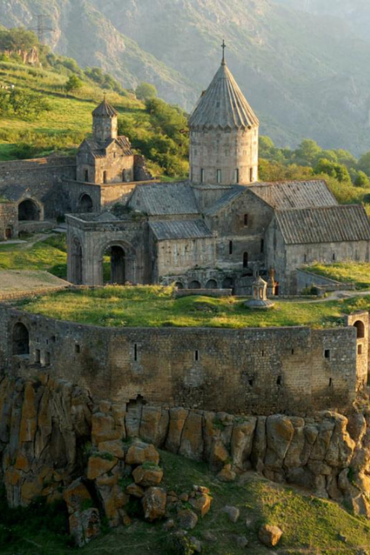 Первой страной, принявшей христианство в качестве государственной религии, стала Армения — это случилось в 301 году.