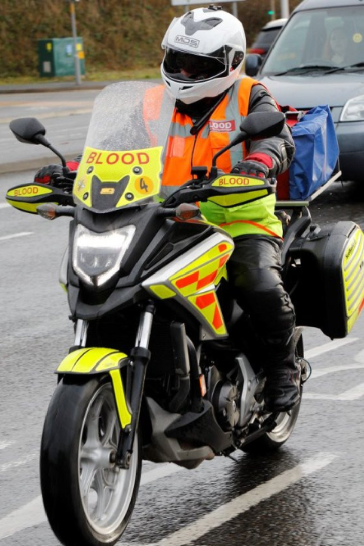 В Великобритании и Ирландии существует множество независимых объединений, которые обобщённо называются «Blood bikes». 