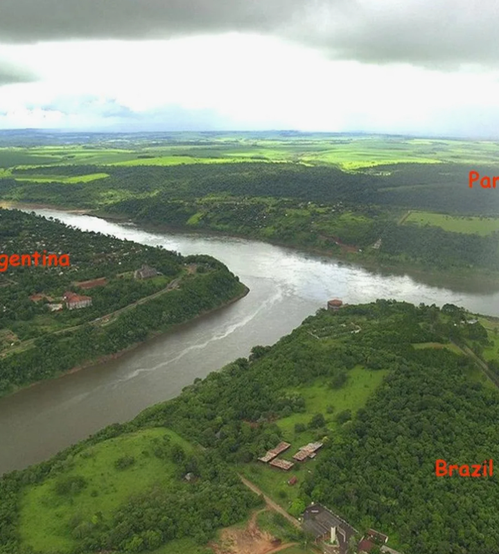 На стыке трёх стран – Бразилии, Парагвая и Аргентины – располагается уникальный природный и геополитический регион, где водные потоки рек Игуасу и Парана формируют естественные границы между государствами.
