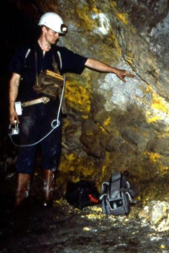 На территории уранового месторождения Окло в Габоне обнаружены рудные тела, в которых почти 2 миллиарда лет назад происходила самопроизвольная цепная реакция деления ядер урана.