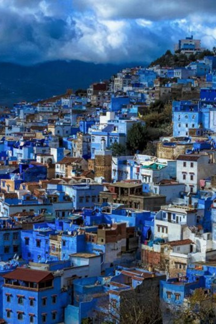 Некоторые города Марокко известны тем, что с давних времён имеют преобладающий цвет зданий и домов, и даже новые постройки по традиции красят именно в этот цвет.