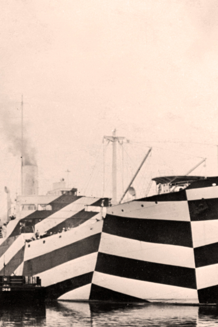 В Первой Мировой войне для кораблей, главным образом в британском и американском флотах, широко применялся специальный камуфляж — судно раскрашивали в обрывочные, пересекающиеся полосы или узоры контрастных цветов. 