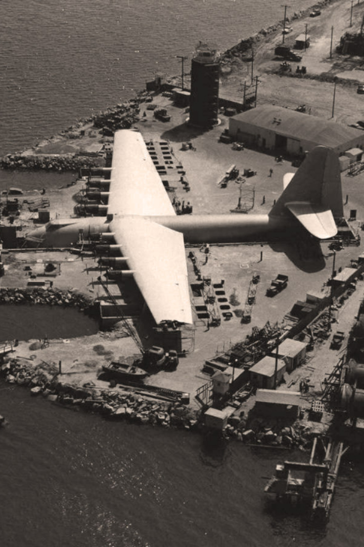 Рекордный размах крыльев — 98 метров — долгое время принадлежал американскому самолёту Хьюз H-4 Геркулес. 