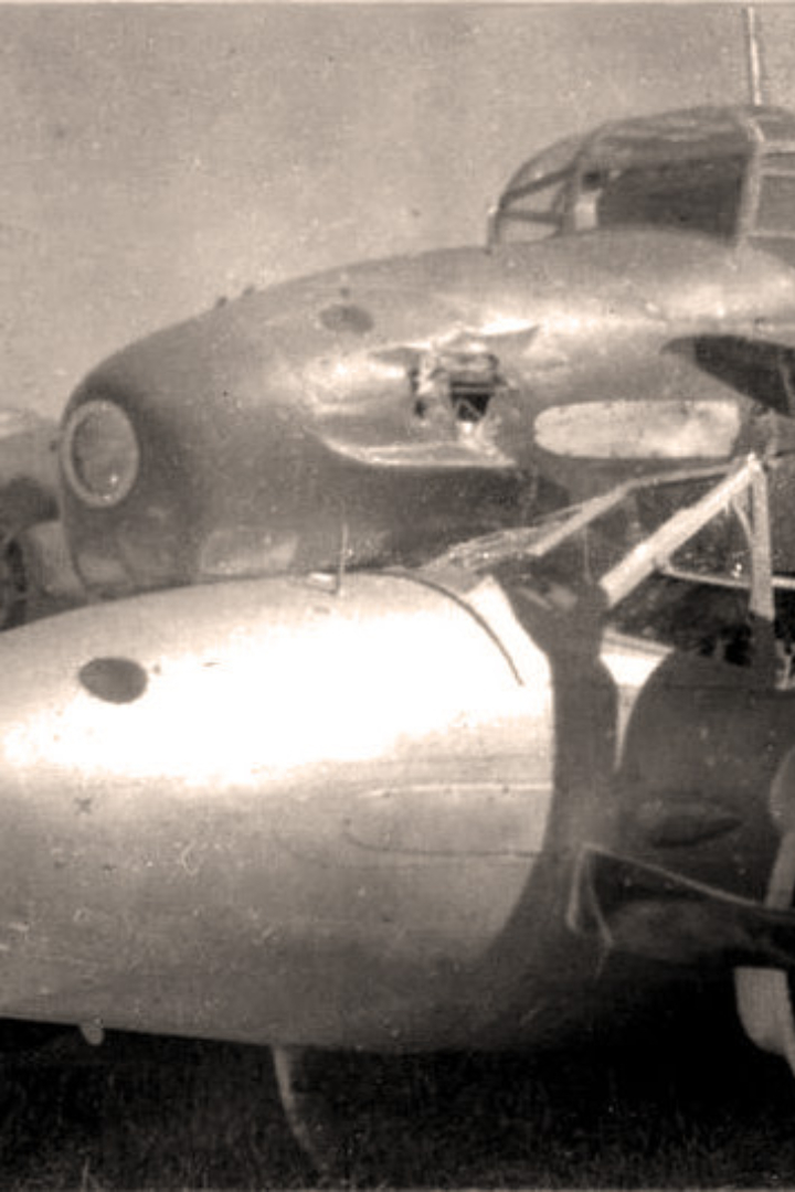 В 1940 году в небе над Австралией столкнулись два патрульных самолёта Avro Anson. 