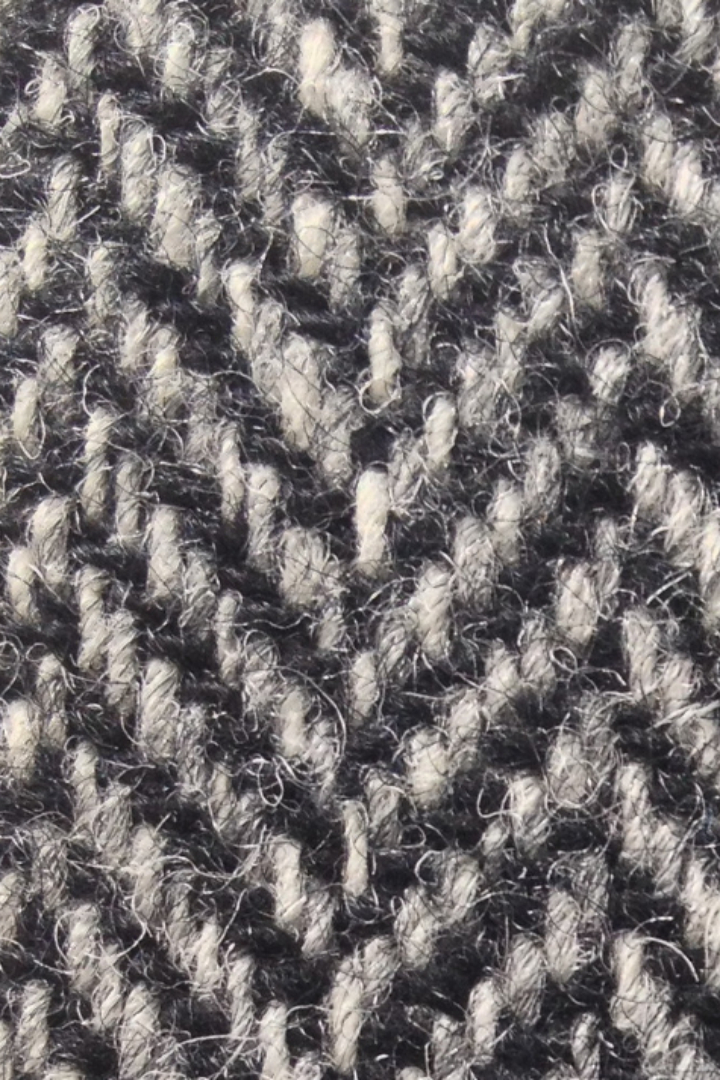 Шерстяную ткань твид изобрели в Шотландии, а изначально она называлась «твил». 