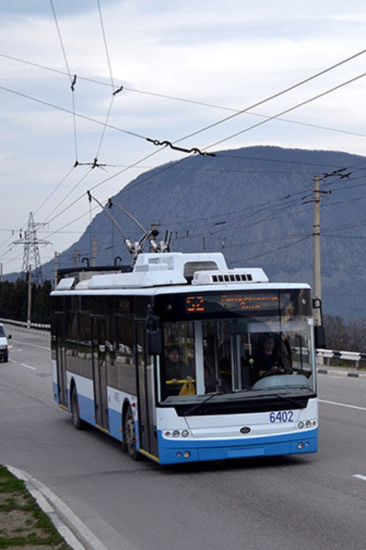 Самый длинный троллейбусный маршрут в мире соединяет Симферополь, Алушту и Ялту. 