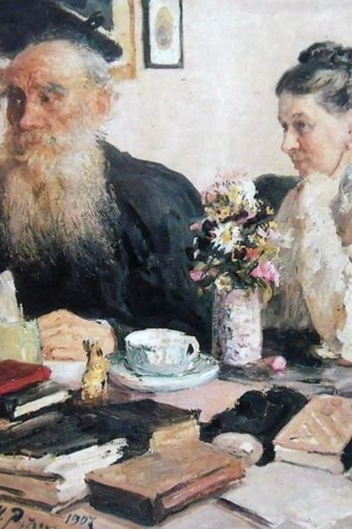 В ноябре 1910 года Лев Толстой решил в очередной раз отправиться в путешествие по России, но простудился в поезде и был вынужден сойти на станции Астапово, где через неделю скончался от воспаления лёгких. 